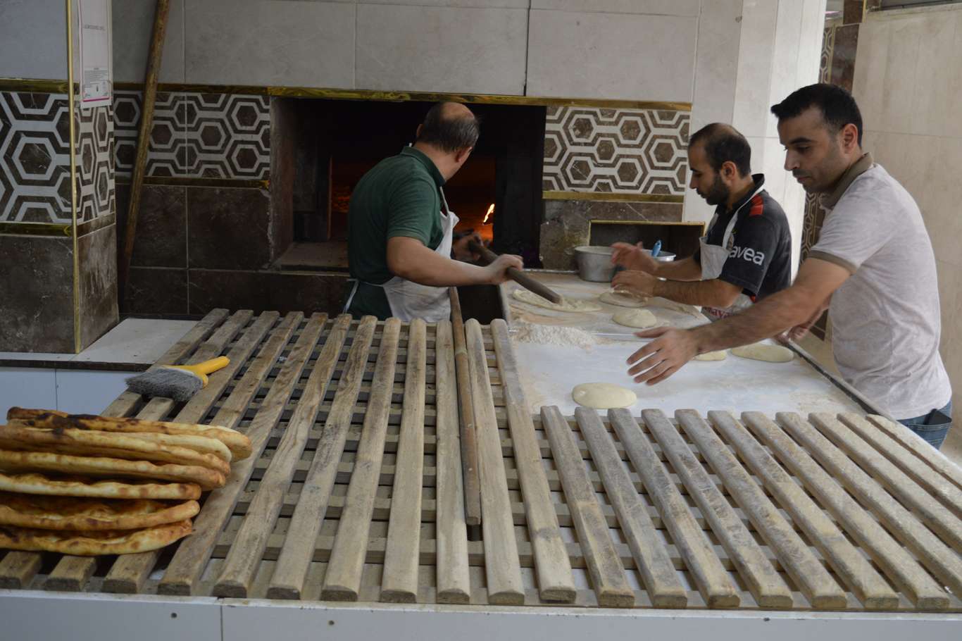 Siirt halkı odun ateşinde pişen ekmeğe daha fazla rağbet gösteriyor Siirt halkı odun ateşinde pişen ekmeğe daha fazla rağbet gösteriyor